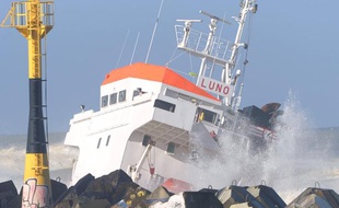 Un cargo s'est échoué à Anglet, près du port de Bayonne, le 5 février 2014.