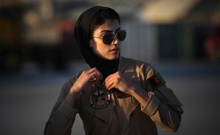 Niloofar Rahmani, la première femme pilote afghane, est au cœur d'un vif débat dans son pays.