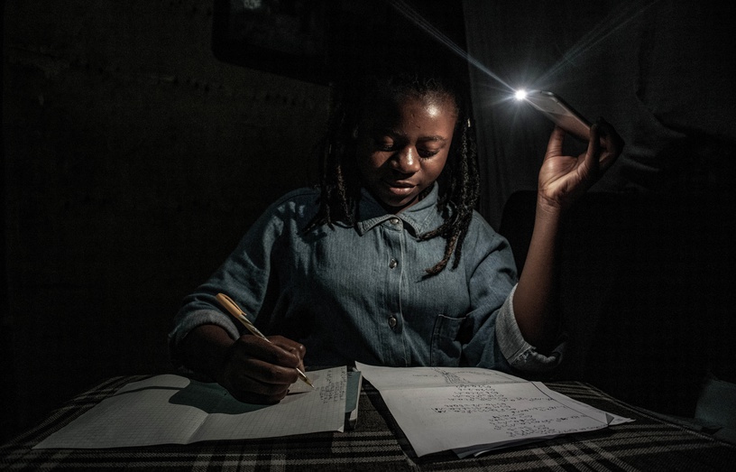 https://img.20mn.fr/5ciJPpNdTdG3aIKMjKyLcg/816x523_with-schools-closed-during-congo-s-period-of-confinement-my-13-year-old-sister-marie-studies-at-home
