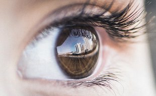 Un couple espagnol a mis au point des lunettes de haute technologie afin que leur fils malvoyant puisse se débrouiller seul.