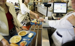 Dans un restaurant universitaire. Illustration.