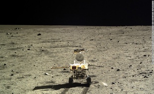 Une photo de la surface de la Lune, prise par un robot chinois en 2013.