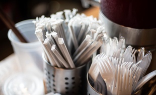 Des couverts en plastique. (illustration)