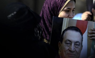 Le président égyptien déchu Hosni Moubarak est arrivé lundi matin à bord d'une ambulance pour une nouvelle session de son procès au Caire, selon des images diffusées par la télévision d'Etat.