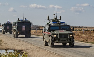 Les forces militaires patrouillent sur la frontière turco-syrienne, le 30 octobre 2019.