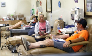 Des Américains donnent leur sang à la OneBlood blood bank d'Orlando, le dimanche 12 juin 2016.