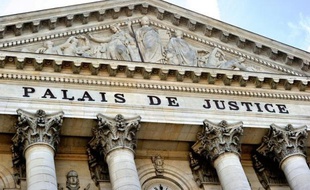 Un père soupçonné d'avoir violé pendant des années deux de ses filles avec des proches et d'avoir filmé ces crimes avec deux hommes et une femme à partir de vendredi devant la cour d'assises du Pas-de-Calais pour un procès qui va durer neuf jours.