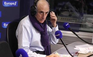 Jean-Pierre Elkabbach dans les studios d'Europe 1, le 2 avril 2010, à Paris.