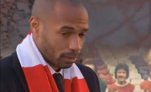 Capture d'écrand de Thierry Henry effectuant un discours devant l'Emirate Stadium, le 10 décembre 2011 à Londres.