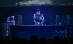 The Avener est l'artiste découverte qui fait déplacer le public aux Francofolies cette année.