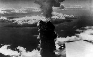 Le nuage nucléaire de la bombe atomique lachée sur Nagasaki en août 1945, prise de l'aile d'un avion de l'US Air Force.
