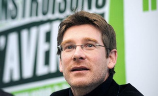 : Le député européen Europe-Ecologie (EE), Pascal Canfin (C), s'exprime lors d'une conference de presse au côté de Pierre Larrouturou, tête de liste Europe-Ecologie dans les Hauts-de-Seine pour les élections régionales, le 21 janvier 2010 à Paris.