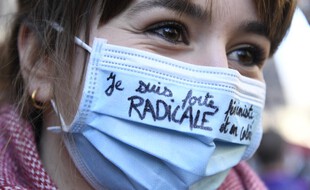 "Je suis forte, féministe, radicale et en colère", dit sur son masque cette femme dans une manifestation à Paris le 6 mars.