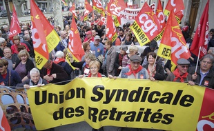 Banderole de l'Union syndicale des retraités tenue par des manifestants à Nîmes, le 31 mars 2016.