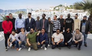 Ladj Ly et le casting des "Misérables" à Cannes, le 16 mai 2019.