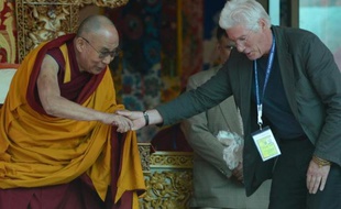 Le Dalaï Lama (g) et l'acteur américain Richard Gere lors du 79e anniversaire de Choglamsar, près de Leh, dans l'Himalaya le 6 juillet 2014