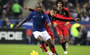 Eric Abidal à la lutte avec le Belge Eden Hazard, le 15 novembre 2011 au Stade de France.