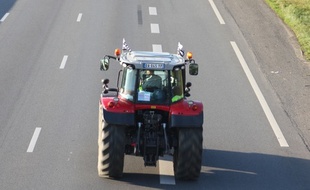 Un tracteur sur la route (illustration)