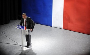 Nicolas Dupont-Aignan, candidat souverainiste à l'élection présidentielle de Debout la République, a fustigé l'euro, mardi à Gujan-Mestras (Gironde), voyant dans la monnaie unique européenne un véritable "poison" semblable au médicament Mediator.