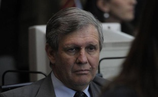 L'ex-officier de marine Alfredo Astiz a été condamné mercredi à Buenos Aires à la prison à perpétuité, de même que plusieurs de ses 17 co-accusés, pour son rôle dans la disparition de deux religieuses françaises pendant la dictature argentine (1976-1983) au terme d'un procès de deux ans.