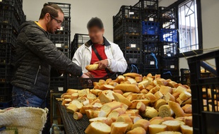 Dans le local du Pain de l'espoir à Montpellier.
