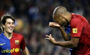 Le buteur français du FC Barcelone, Thierry Henry, célébrant son but face l'Atletico Madrid, le 4 octobre 2008.