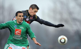 Le joueur de Colmar, Kersanne, à la lutte avec le Lillois Debuchy, le 23 janvier 2010 à Colmar.