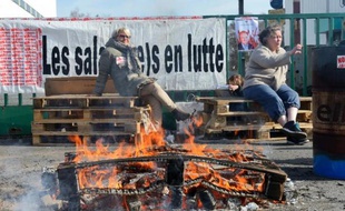 Des salariées de La Redoute bloquent l'accès à l'usine le 19 mars 2014 à Tourcoing