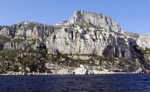 L'incendie déclaré dimanche dans le parc des calanques, à Marseille, restait fixé mais n'était pas éteint lundi en fin d'après-midi, 95 hectares de végétation et de rocaille ayant été parcourus par le feu, a-t-on appris auprès des marins-pompiers.