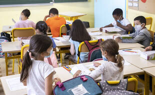 Le ministère de l'Education nationale va expérimenter dans une dizaine de départements un nouveau protocole sanitaire pour les écoles primaires.