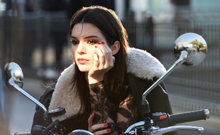 Backstage d’une campagne publicitaire Estée Lauder avec Kendall Jenner.