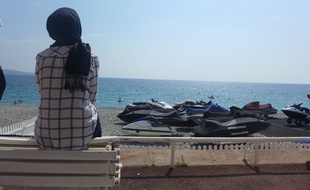 A Nice, avec l'arrêté anti-burkini, les femmes voilées sont priées de se tenir loin des galets.