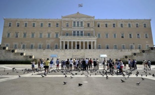La Grèce a reçu 31,9 milliards d'euros d'offres de ses prêteurs pour l'opération de rachat de sa dette, au delà de son objectif, mais a besoin que le Fonds de secours européen verse 1,29 milliard de plus que prévu pour boucler l'opération, a indiqué mercredi l'Agence de la dette.