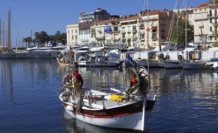 Vue du Vieux Port et du quartier du Suquet de Cannes