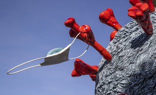 Une structure carnavalesque prend la forme du virus SARS-CoV-2, à Nice.