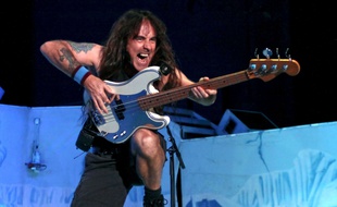 Steve Harris, bassiste et fondateur du groupe de heavy metal britannique Iron Maiden, sur scène au Colorado aux Etats-Unis, le 13 août 2013.