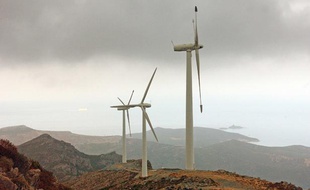 Un parc d'éoliennes au Cap Corse, en 2006.