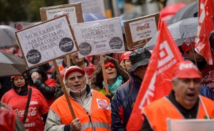Des milliers de personnes manifestaient samedi à Madrid contre la fermeture de quatre usines sur onze de Coca Cola en Espagne, dans le cadre d'un plan de restructuration affectant quelque 1250 salariés.