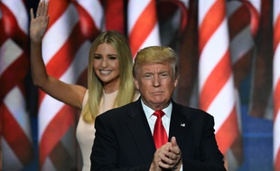 Le candidat républicain Donald Trump et sa fille Ivanka quittent la scène de la convention républicaine à Cleveland, le 21 juillet 2016