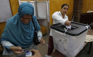 Des Egyptiennes votent dans un bureau du Caire, le 23 mai 2012.