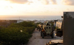 Photo de la Force de l'Union africaine en Somalie montrant des solats de l'UA sur une route dans le sud de la Somalie, le 6 octobre 2014
