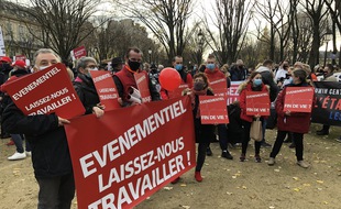 Les hôteliers et professions de l'événementiel se sont regroupées devant le ministère du Travail ce lundi 14 décembre