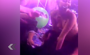 Miley Cyrus mange des dollars sur scène ! - Le Rewind (vidéo)