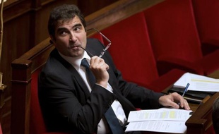 Les députés UMP se sont levés pour protester quand Mme Dumont a coupé la parole à leur chef de file, Christian Jacob, et a fait procéder à un vote, précédemment annoncé, sur un amendement. "Bartolone !, Bartolone !", ont-ils alors crié pour réclamer le retour du président, dont la conduite du débat, depuis dix jours, fait l'unanimité à gauche et à droite.