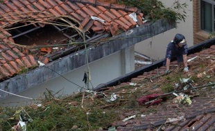 Un secouriste sur le site du crash de l'avion transportant le candidat socialiste à la présidentielle Eduardo Campos, à Santos au Brésil, le 13 août 2014