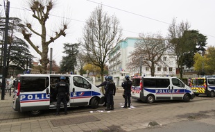 La police devant le lycée Michelet à Nantes. (Illustration)