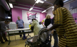 Distribution de nourriture le 24 septembre 2015 dans un local des "Restos du Coeur" à Paris