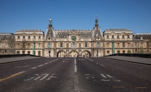 Le Louvre, la Pyramide du Louvre, pendant la crise du coronavirus.