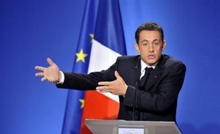 Après avoir provoqué un tollé en annonçant purement et simplement la fin des 35 heures, Nicolas Sarkozy a dû rectifier le tir sur ce dossier sensible, assurant qu'il n'était pas dans son "intention de supprimer la durée légale du travail", ce que le PS conteste fermement.