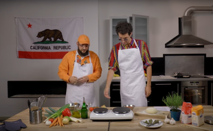 Le duo Caballero et JeanJass cuisine avec du cannabis.